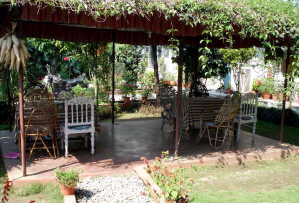 Pokhara Hotel: Giri Guest House outside pavillion, tourist guide